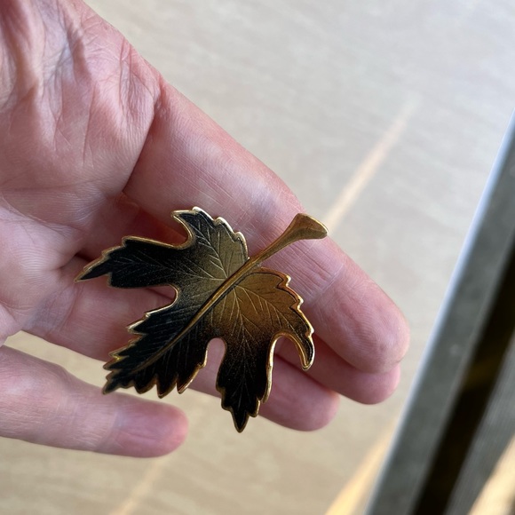 Maple Leaf Brooch Vintage Lapel Pin - Picture 9 of 12